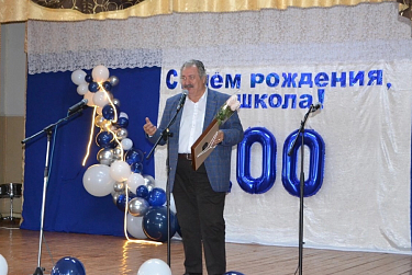 Депутат посетил школы и больницу в Акбулакском районе